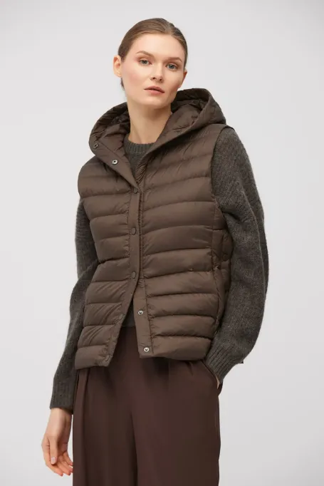 Hnědá péřová vesta s kapucí
