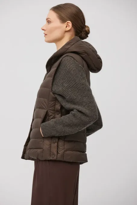 Hnědá péřová vesta s kapucí