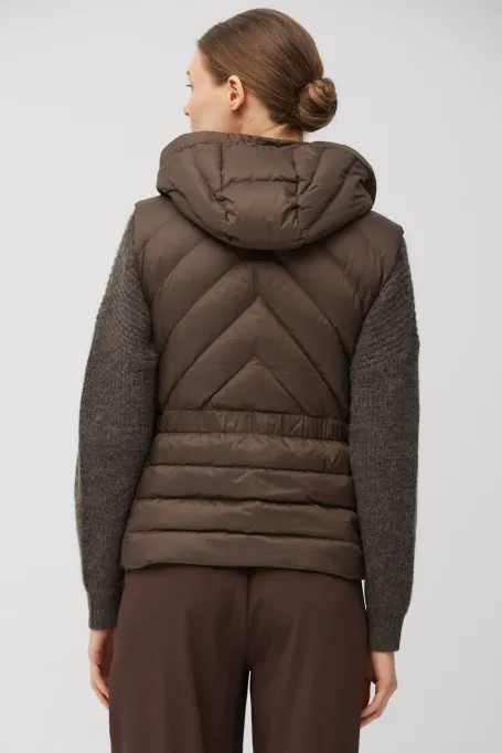 Hnědá péřová vesta s kapucí