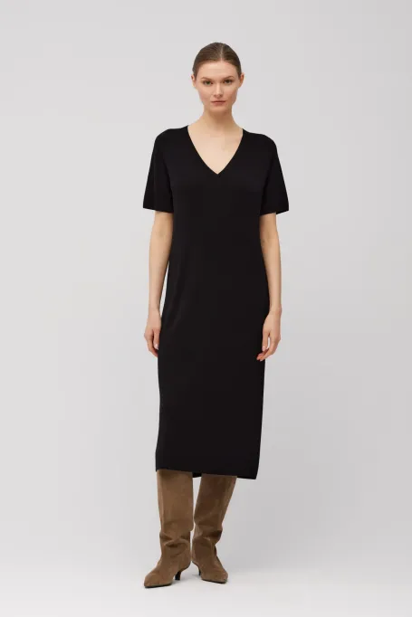 Černé pletené šaty s výstřihem do V