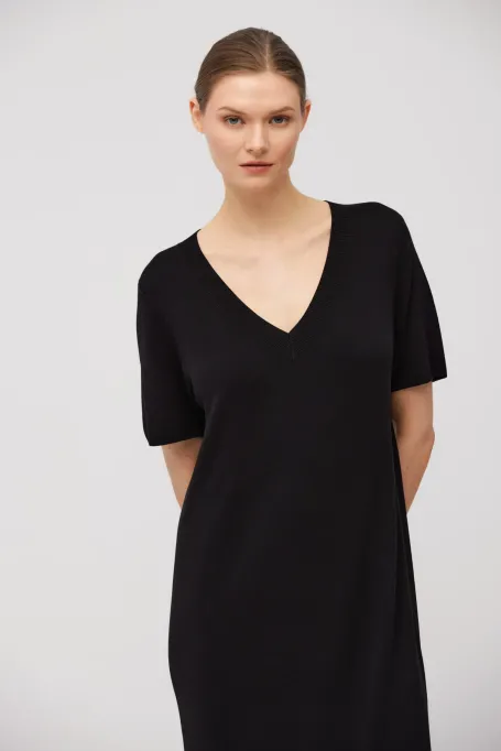 Černé pletené šaty s výstřihem do V