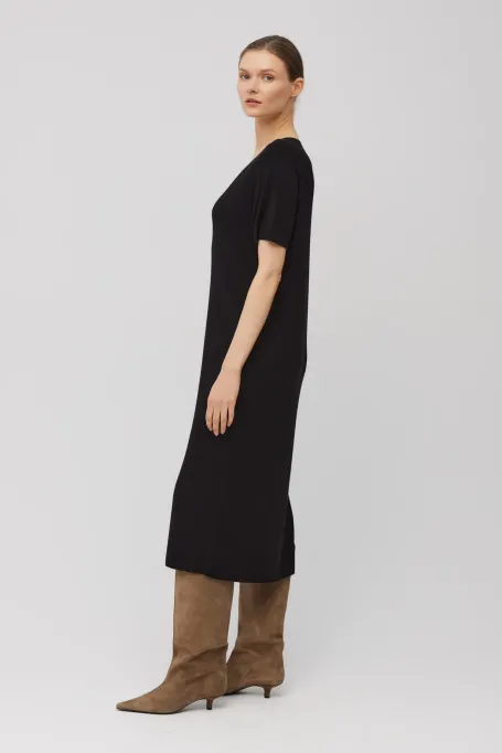 Černé pletené šaty s výstřihem do V