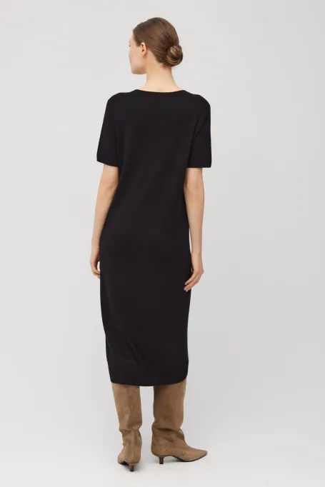 Černé pletené šaty s výstřihem do V