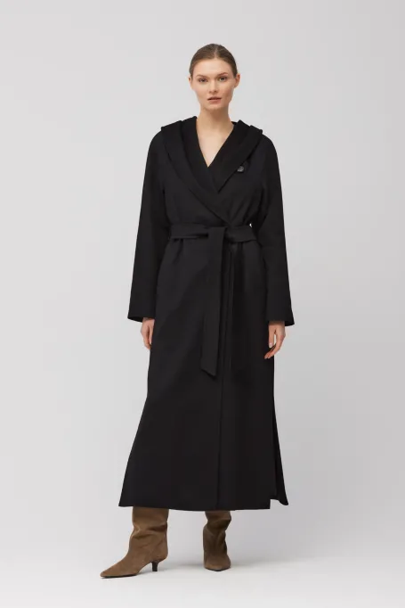 Černý kašmírový plášť s kapucí