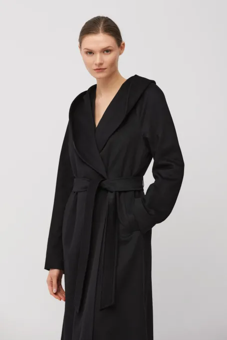 Černý kašmírový plášť s kapucí