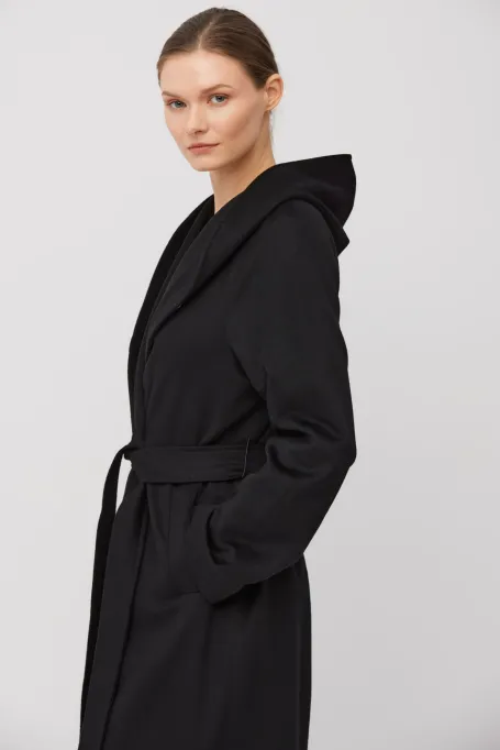 Černý kašmírový plášť s kapucí