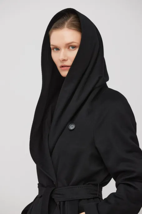 Černý kašmírový plášť s kapucí