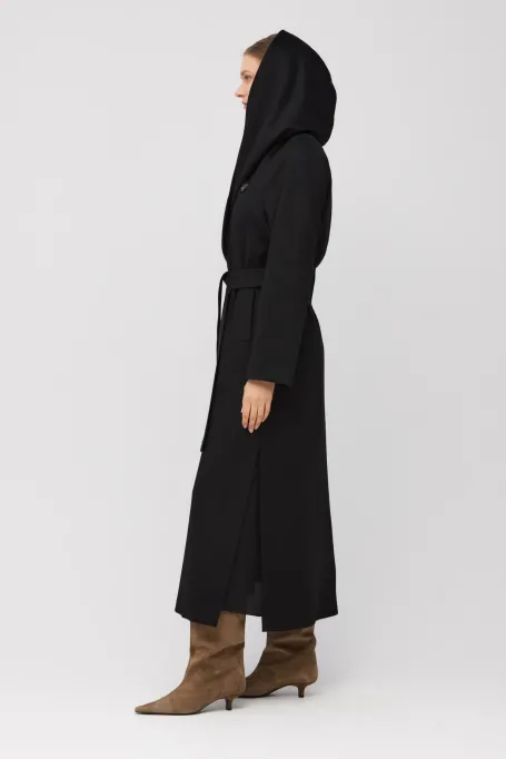 Černý kašmírový plášť s kapucí