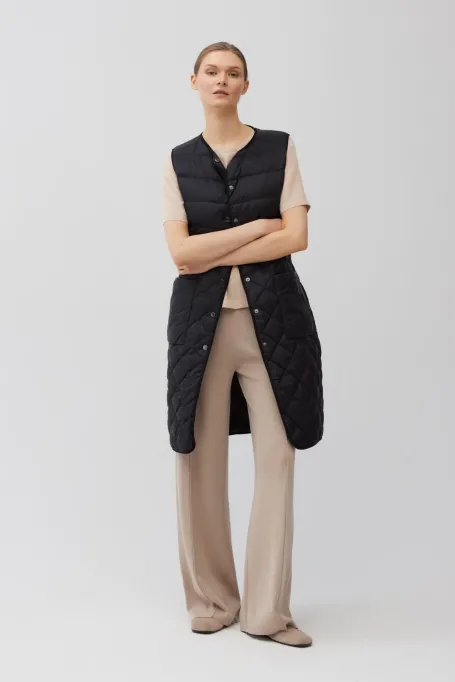 Černá dlouhá péřová vesta