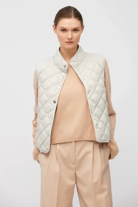 Krátká béžová péřová vesta