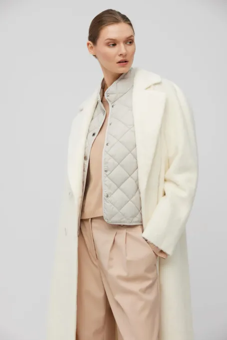 Krátká béžová péřová vesta