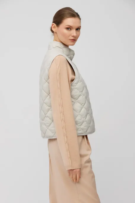 Krátká béžová péřová vesta