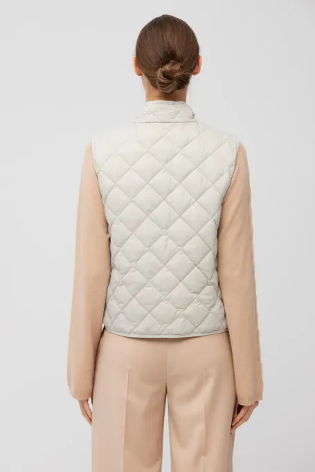 Krátká béžová péřová vesta
