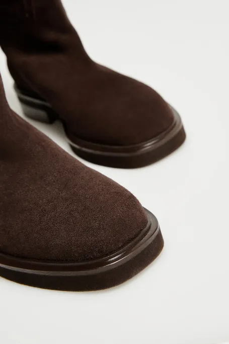 Hnědé kozačky z nubukové kůže