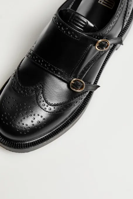 Černé kožené boty s přezkami