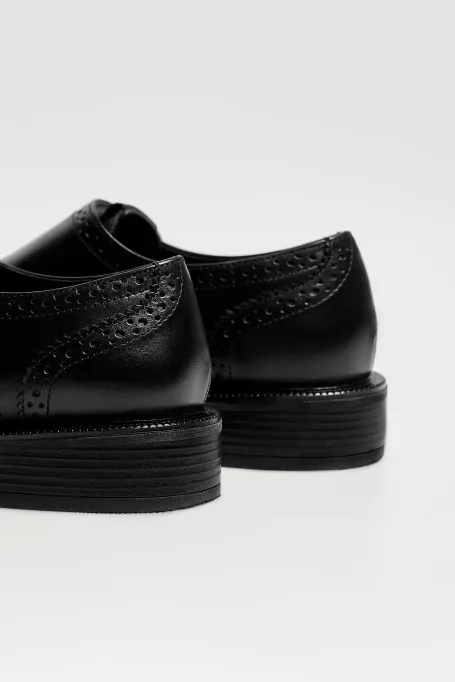 Černé kožené boty s přezkami