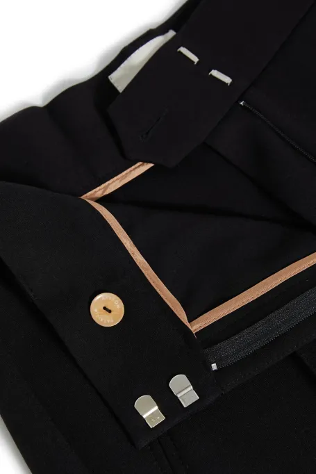 Černé kalhoty s širokými nohavicemi