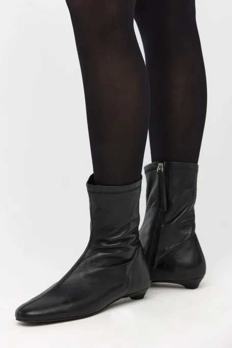 Černé boty na nízkém podpatku