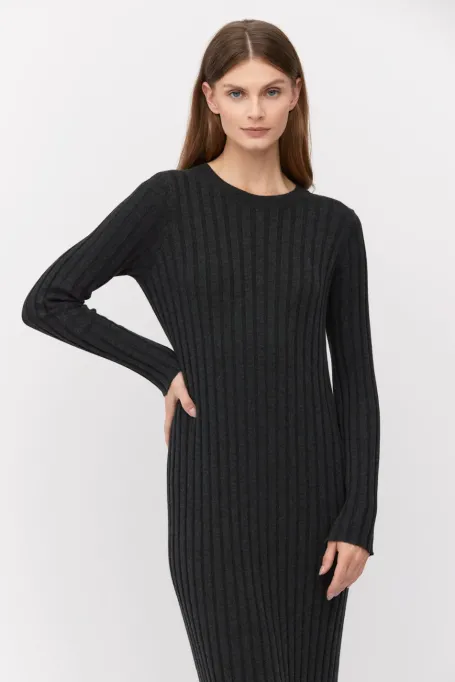 Tmavě šedé pletené šaty s merino vlnou