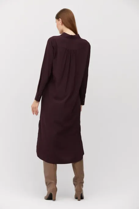 Volná midi šaty z hedvábného materiálu s baklažánovou barvou