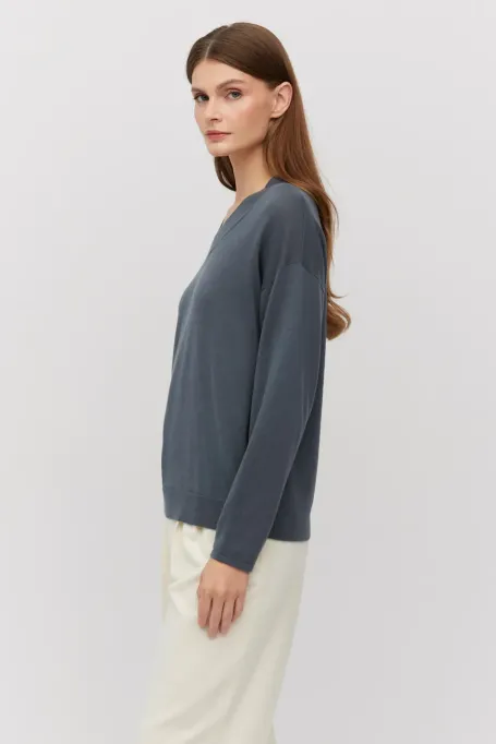 Šedá halenka z merino vlny s výstřihem do V