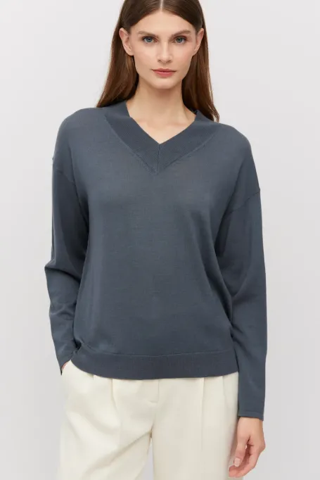 Šedá halenka z merino vlny s výstřihem do V