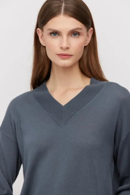 Šedá halenka z merino vlny s výstřihem do V
