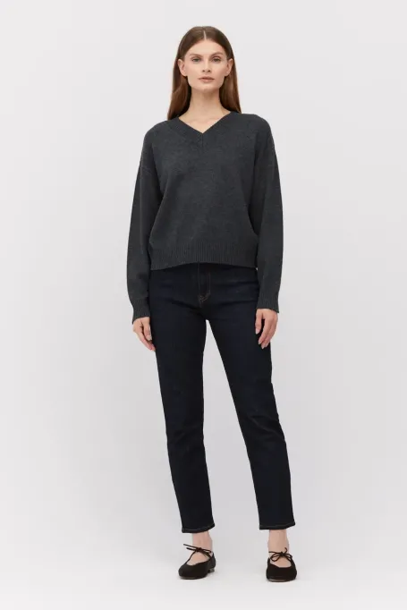 Šedý svetr z kašmíru a merinovlny