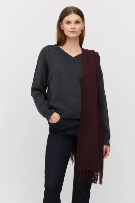 Šedý svetr z kašmíru a merinovlny