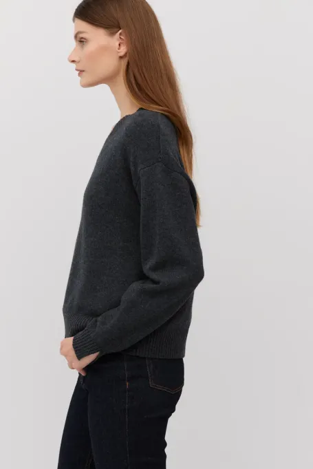 Šedý svetr z kašmíru a merinovlny