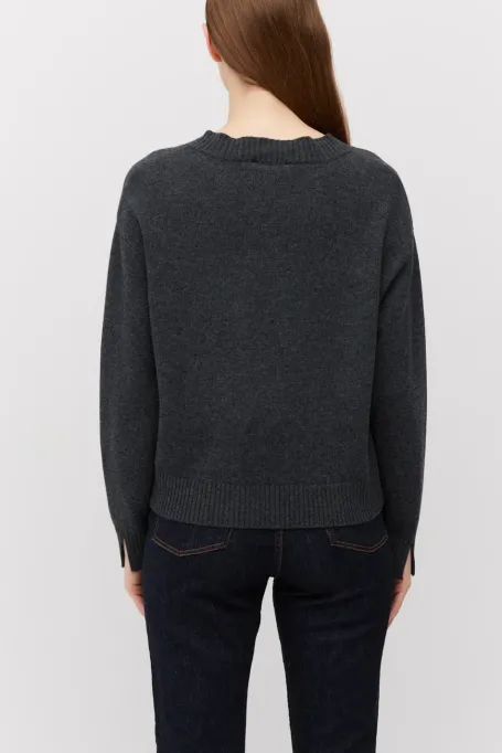 Šedý svetr z kašmíru a merinovlny