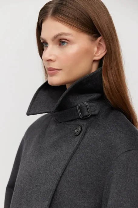 Tmavě šedý dvouřadý kabát z vlny