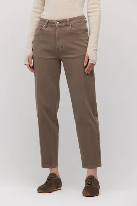 Hnědé džíny mom fit s vysokým pasem