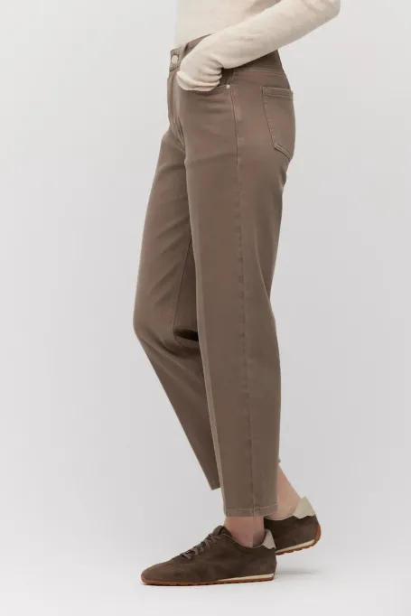 Hnědé džíny mom fit s vysokým pasem