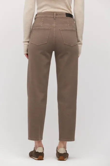 Hnědé džíny mom fit s vysokým pasem