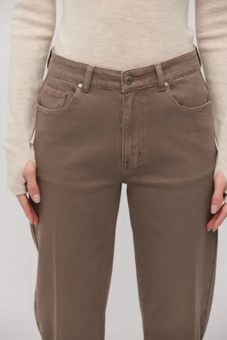 Hnědé džíny mom fit s vysokým pasem