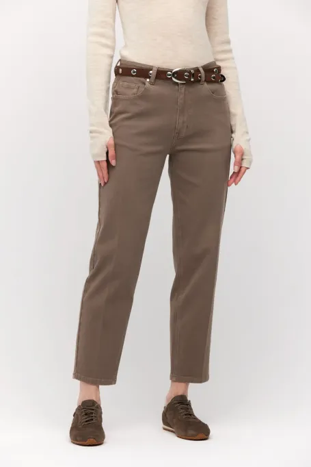 Hnědé džíny mom fit s vysokým pasem