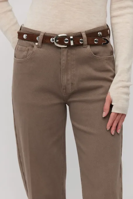 Hnědé džíny mom fit s vysokým pasem