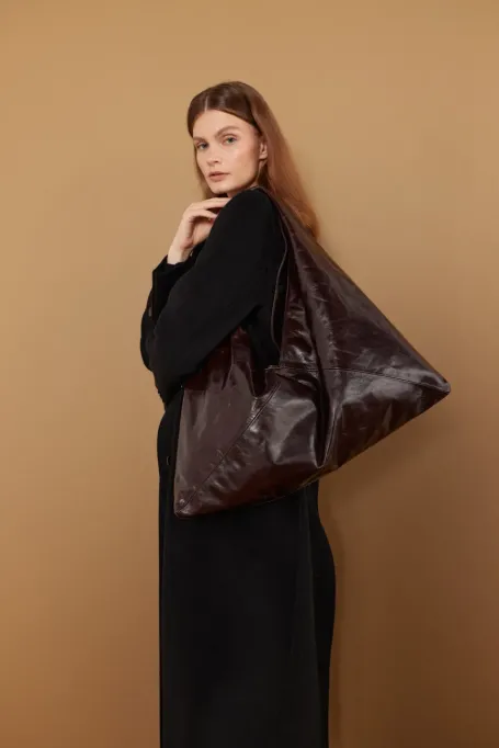 Kožená taška shopper ve tvaru lilku