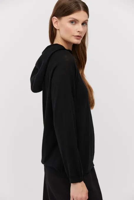 Černá mikina s kapucí z merino vlny