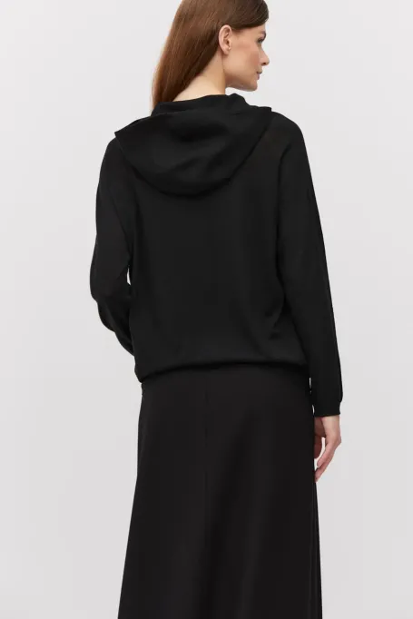 Černá mikina s kapucí z merino vlny