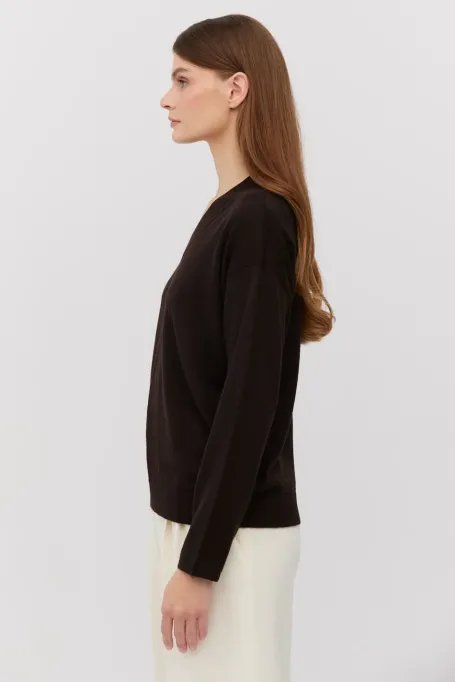 Hnědá blůzka z merino vlny s výstřihem do V