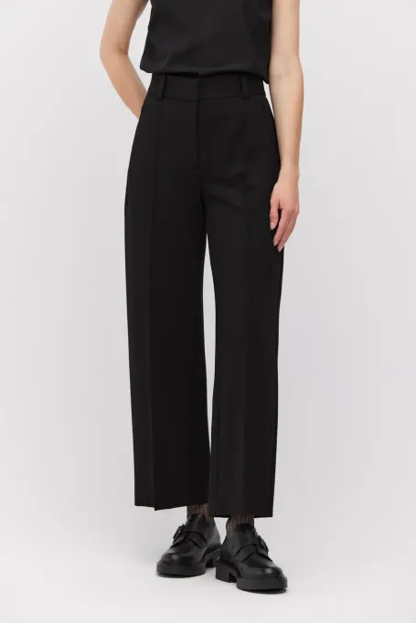 Černé kalhoty s širokými nohavicemi
