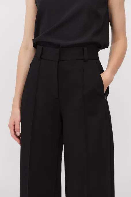 Černé kalhoty s širokými nohavicemi