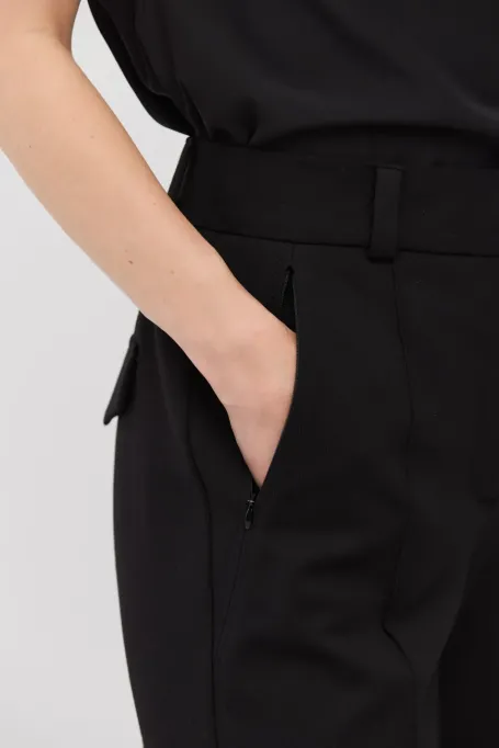 Černé kalhoty s širokými nohavicemi