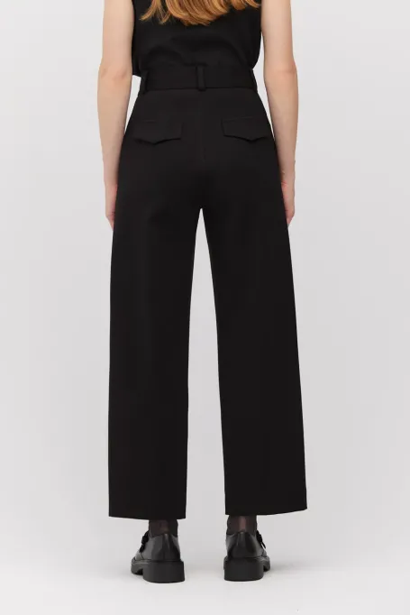 Černé kalhoty s širokými nohavicemi