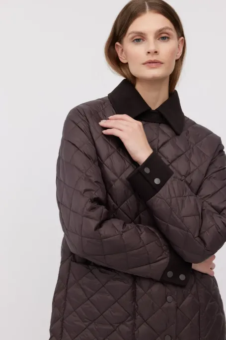 Hnědá prošívaná péřová bunda s límečkem