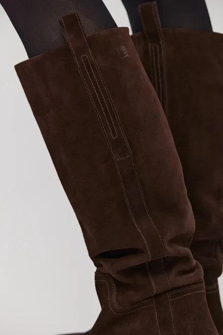 Hnědé kozačky z nubukové kůže