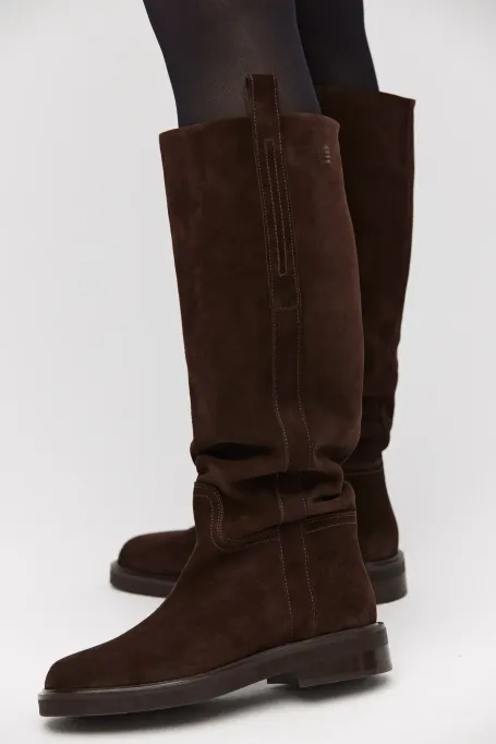 Hnědé kozačky z nubukové kůže