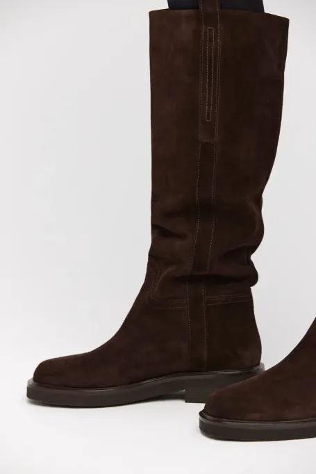 Hnědé kozačky z nubukové kůže